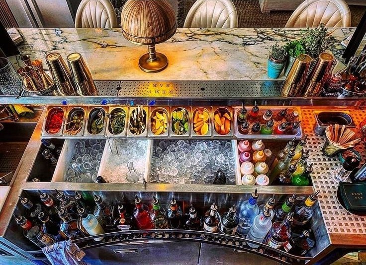 bancone bartender con ghiaccio